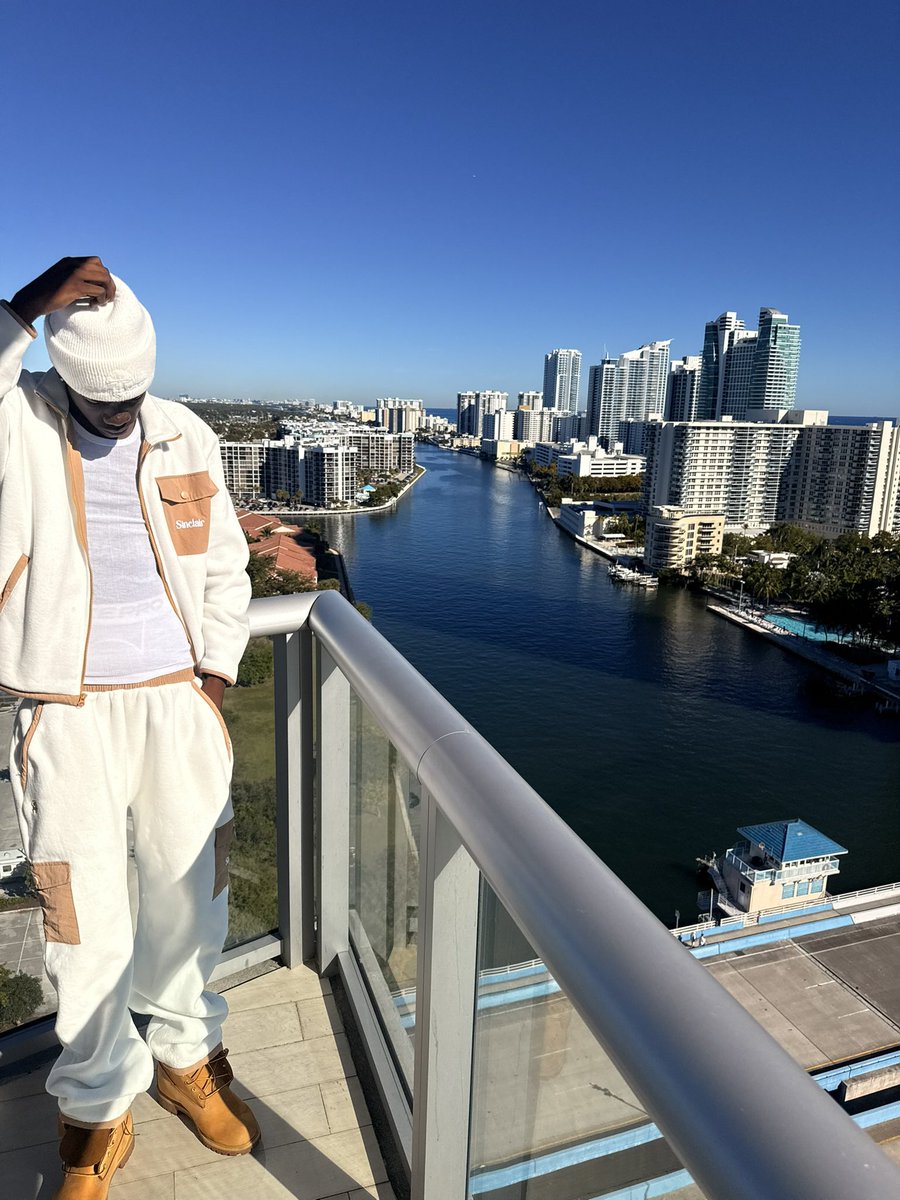 CmnTray's tweet photo. Hustle harder 💲🏃🏾‍♂️ https://t.co/9XQlR5Wt4F