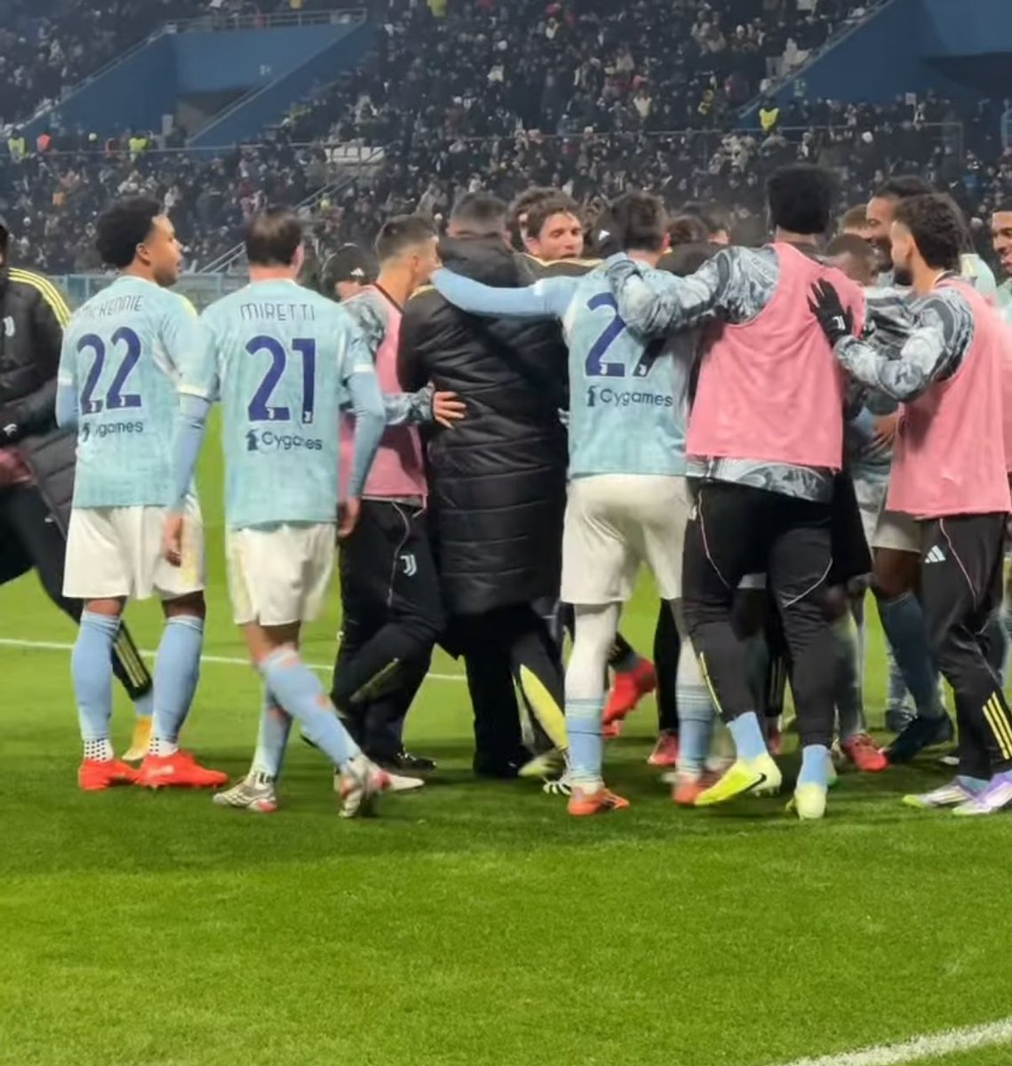 dariopelle3's tweet image. Il 3-0 di #David provoca la reazione di tutta la panchina #Juventus:

ANCHE SPALLETTI CORRE AD ABBRACCIARLO!