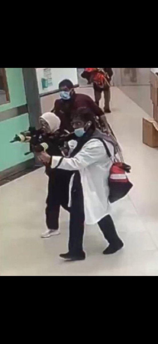 “Siyonizm nedir?” diye soranlara:
Doktor kılığına girip hastane basan katil İsrail askeridir.

Siyonizm şeytanlıktır 
 #GazaIsSameGaza