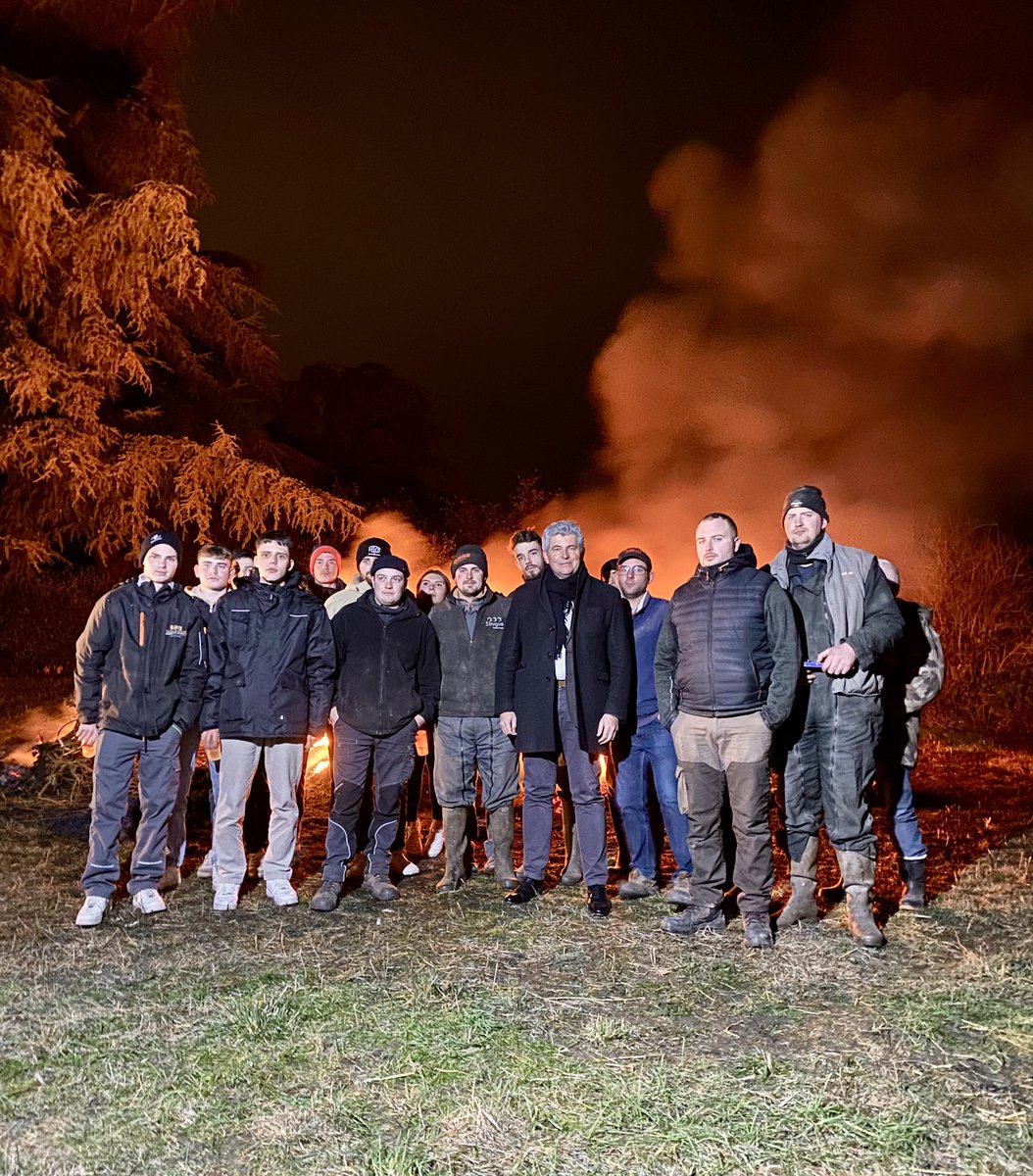 gillesplatret's tweet image. Passage ce soir pour soutenir les Jeunes Agriculteurs du Chalonnais qui menaient une opération de sensibilisation du public (sans bloquer les voitures) pour manifester leur opposition légitime au Mercosur, un traité qui dessert frontalement les intérêts d'une grande partie de…