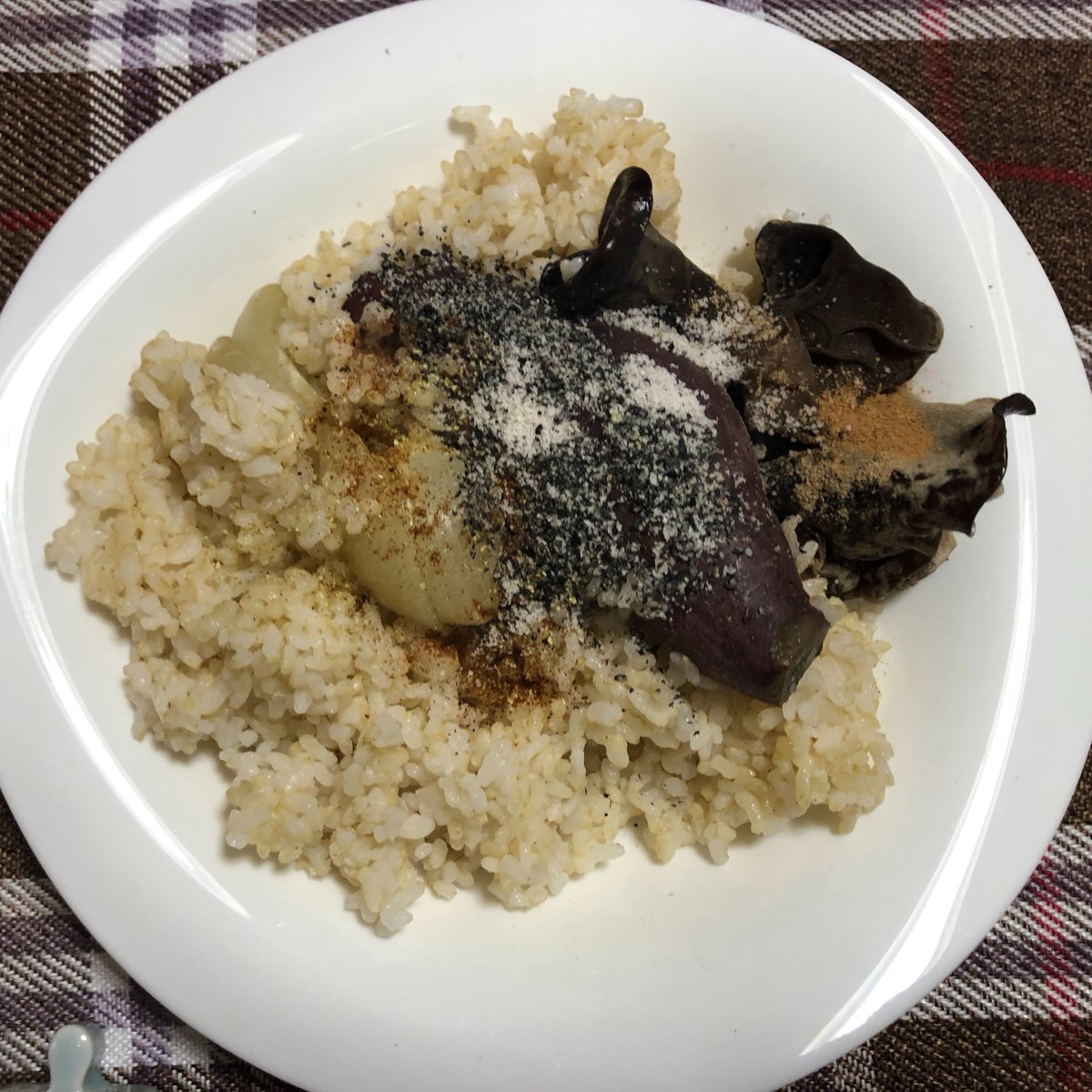 kuucyan13th's tweet photo. 炊き込みご飯。
サツマイモ―小さめのを丸ごと1個、玉ねぎ―半分に切って、キクラゲ―乾燥の2個。
黒ゴマすりごま、藻塩、山椒、シナモンでスパイスたっぷり。

おからカレーの残り。
レーズンを追加して温めなおす。＋オリーブオイル。

#ヴィーガン #vegan #玄米菜食 #広島平和菜食主義
#curry #soypulp https://t.co/C3783DvjgD