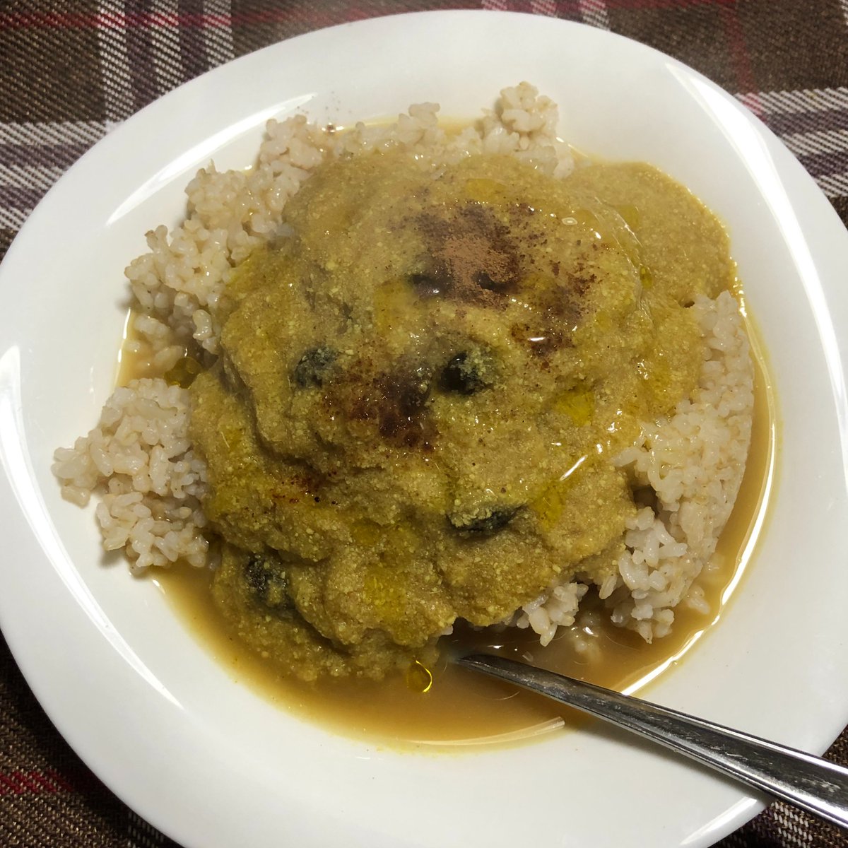 kuucyan13th's tweet photo. 炊き込みご飯。
サツマイモ―小さめのを丸ごと1個、玉ねぎ―半分に切って、キクラゲ―乾燥の2個。
黒ゴマすりごま、藻塩、山椒、シナモンでスパイスたっぷり。

おからカレーの残り。
レーズンを追加して温めなおす。＋オリーブオイル。

#ヴィーガン #vegan #玄米菜食 #広島平和菜食主義
#curry #soypulp https://t.co/C3783DvjgD