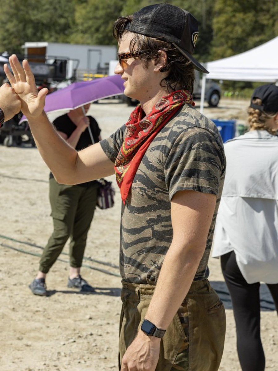 you’re laughing. his ass is too big for his fucking body and you’re laughing