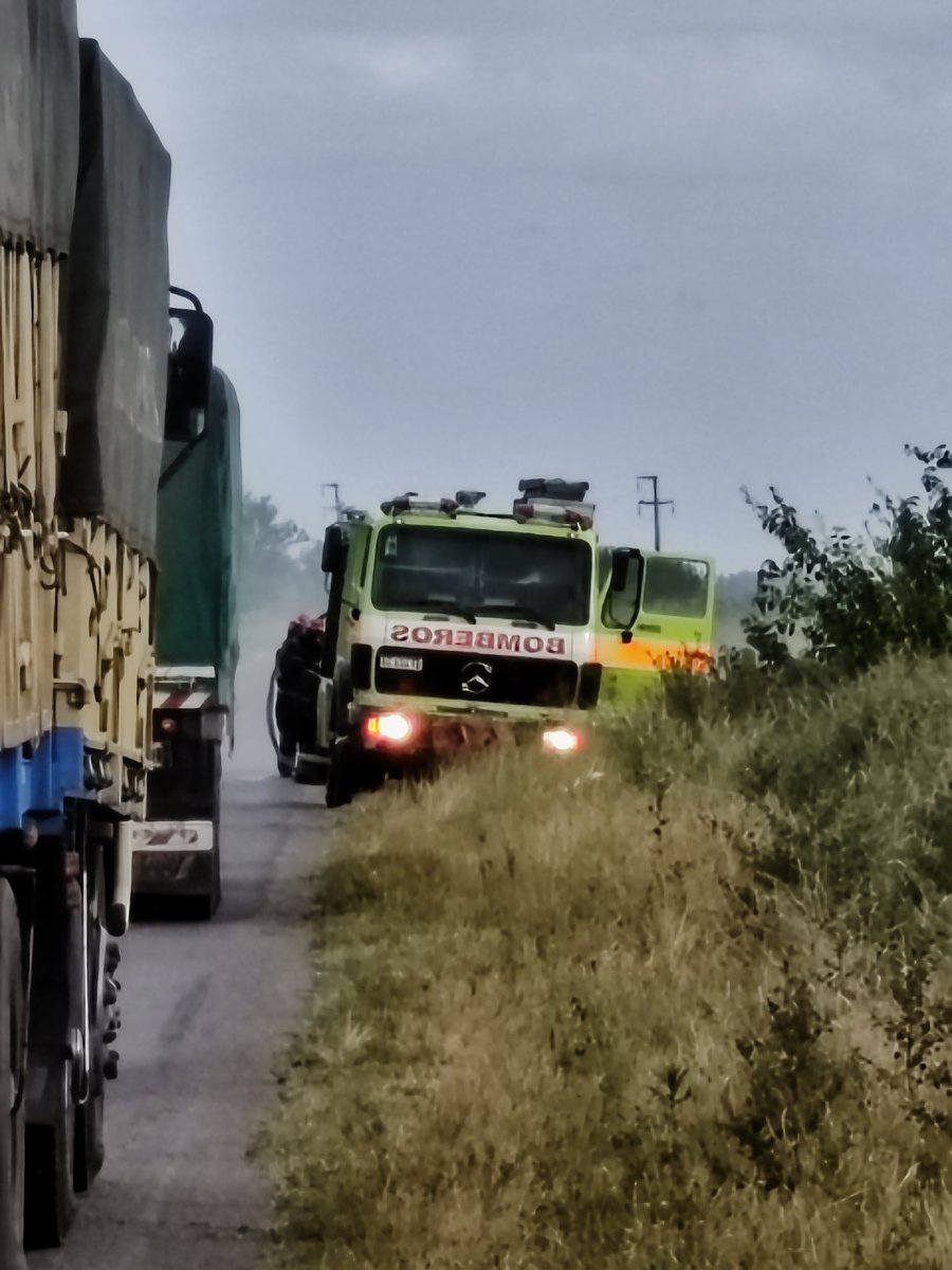 ⚠️ Ruta Provincial 46 cortada, altura La Limpia, cerca de Bragado...trabajan los bomberos 🚨...y se viene la tormenta 😐