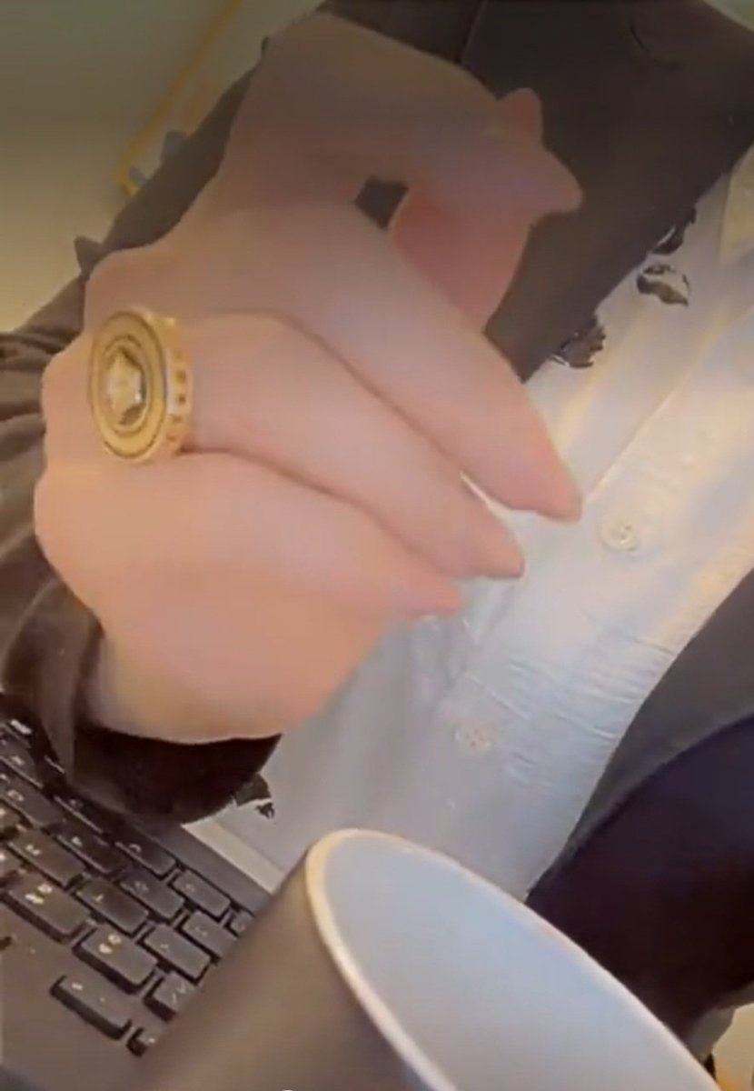 ليست كل القلوب صالحة للقرب، فبعضهم يتقن الدخول إلى أعماقك فقط ليعرف كيف يكسرك. علمتنا التجارب أن نحب من بعيد، فالمسافات هي الضمان الوحيد لسلامة الروح.