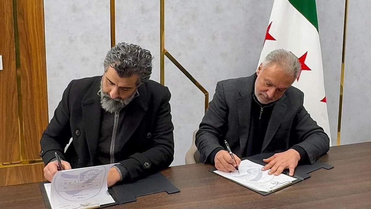 محمد حمشو بعد مشاركته في تمويل القتل والاجرام والبراميل
وسرقة منازل اهالي الغوطة 
ودعمه لنظام الاسد  
بكل بجاحة وبدون أن تتم محاكمة  هذا الرجل المجرم 
يخرج ببيان هزيل  ويضيف احترامًا للرأي العام، تمّ اليوم توقيع اتفاق شامل بيني، وبين الحكومة الجديدة، وذلك وفق الأطر القانونية