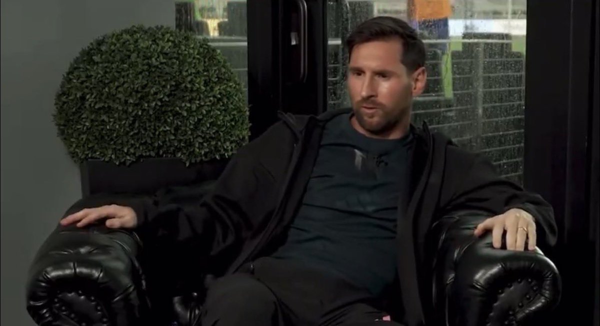 InterMiamiZone's tweet image. 🎙️Lionel Messi: “Algo que não gosto em mim? É quando entro num certo estado de concentração, eu me fecho e é difícil sair dele."

“As vezes algo simples altera meu humor, entro em um estado de isolamento do qual é difícil sair.”

“Meu filho Mateo é quem consegue me tirar de lá.”