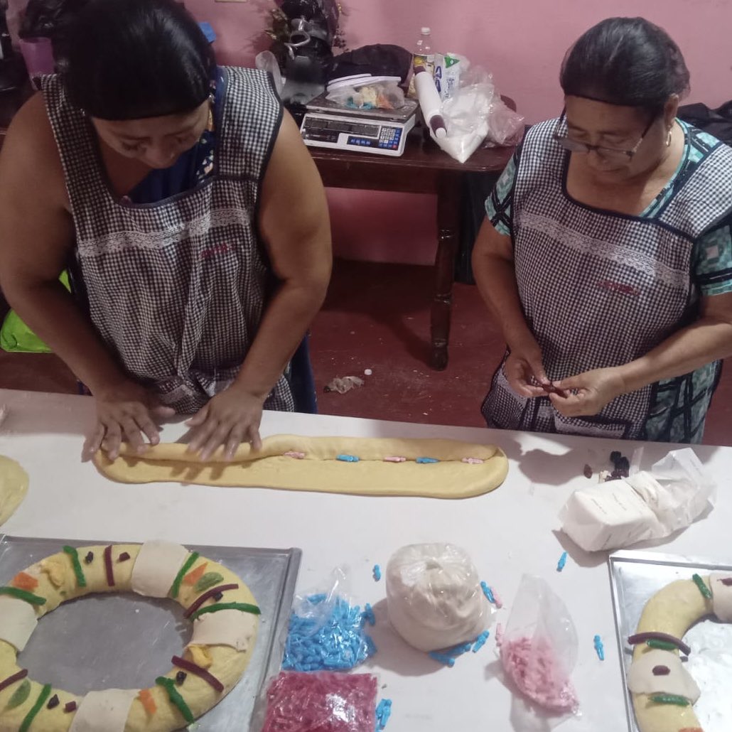 Compartimos una tradicional rosca de reyes, elaboradas por alumnas de la academia de repostería, para consumo y aprovechamiento de personas usuarias del albergue, fortaleciendo un modelo de aprovechamiento social y beneficio comunitario en SMDIF Centro. #HonestidadYResultados
