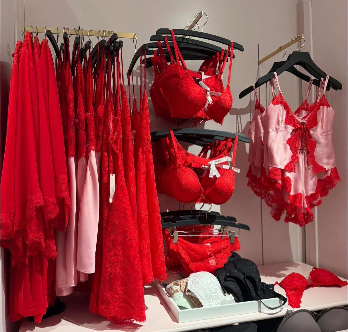 layxsnv's tweet image. victoria secret &amp;amp; pinks valentines collection dropped and its giving SEXY 💋, fellas go spoil your boo 😩✨🫧