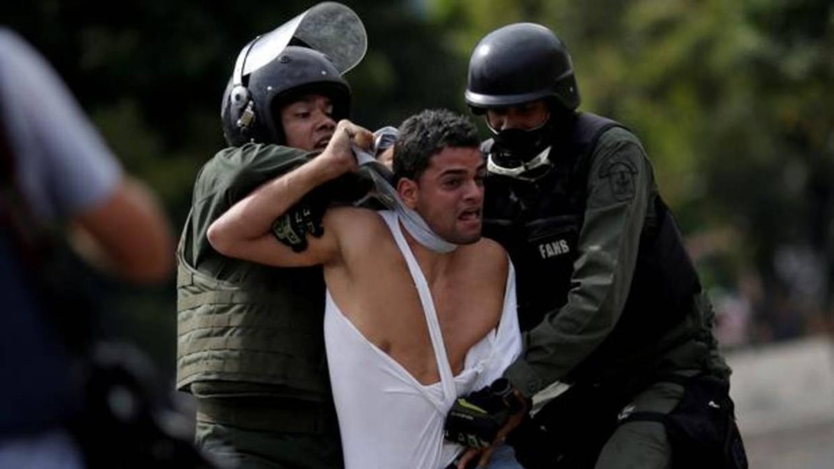 Castrillon_Jv's tweet photo. @_TereFelipe_ Permiteme te muestro como respetaban los derechos humanos Maduro y sus amigables esbirros. https://t.co/UyWdTZBR30