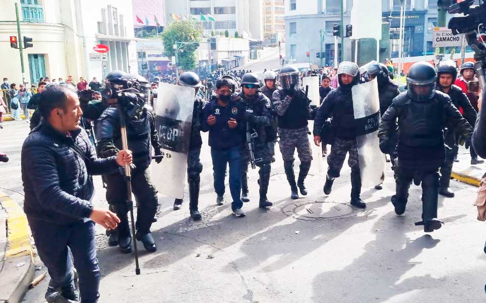 🚨Fiscalía imputa a cuatro miembros de la COB por incidentes violentos en La Paz
Más detalles en👉tinyurl.com/mszbdtvr