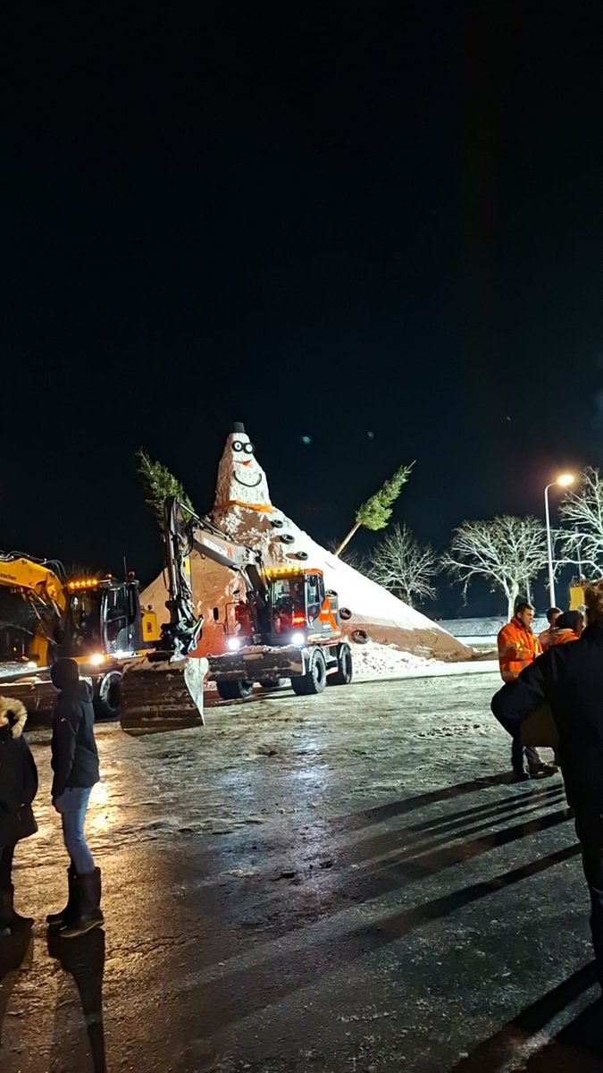 Daar staat hij dan: De grootste sneeuwpop van Nederland!
Wat een mooi initiatief en wat een verbinding. Dit is <a href="/G_Staphorst/">Gemeente Staphorst</a>  op z’n best: Allemaal de schouders er onder, top ondersteuning van bedrijven en medewerkers!!