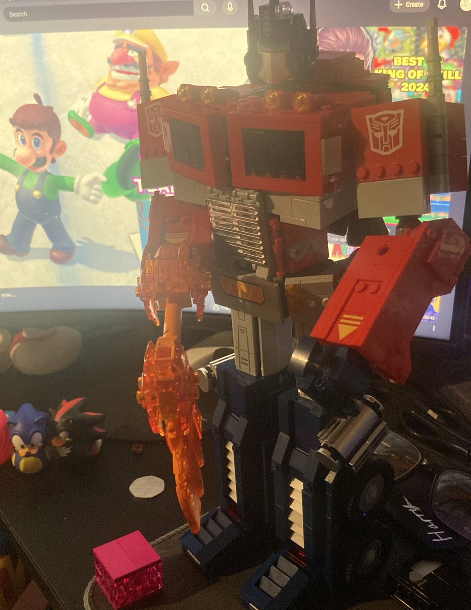 i have hired this optimus prime to aura farm in front of you