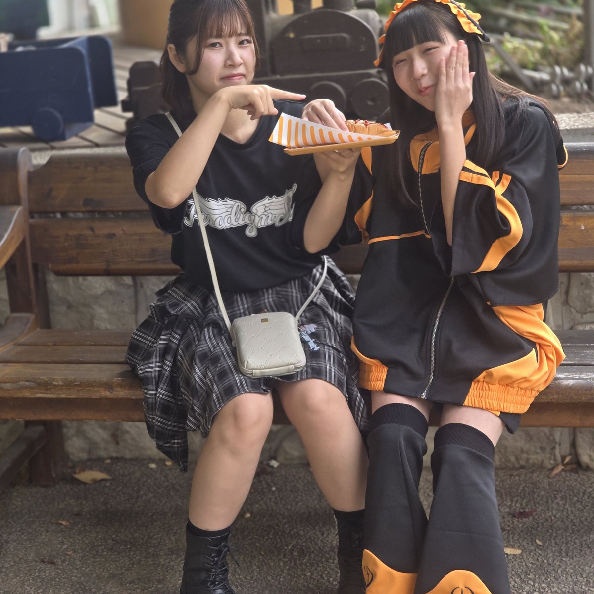 TAFT_S_'s tweet image. あこ「あんた、また勝手に私のホットドッグ食べてる🫩」
じゅな「1月7日は(じゅなの日)なんだよ。だから特別だよ ☺️」
あこ「いつも、私の食べてるクセに。。。😮‍💨」
 #じゅなの日 
 #blingbling