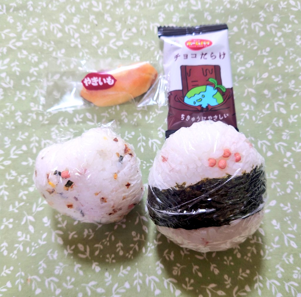 🍙🍙おにぎり2個を 同じ大きさにわけられずコレ🙎🏻‍♀️NE おやつも