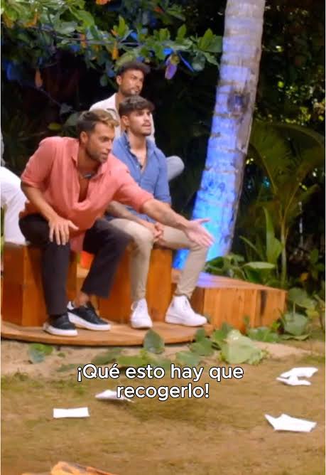 Como te vea Montoya tirando papelitos ... que somos ecofriend! #LaIslaDeLasTentaciones24