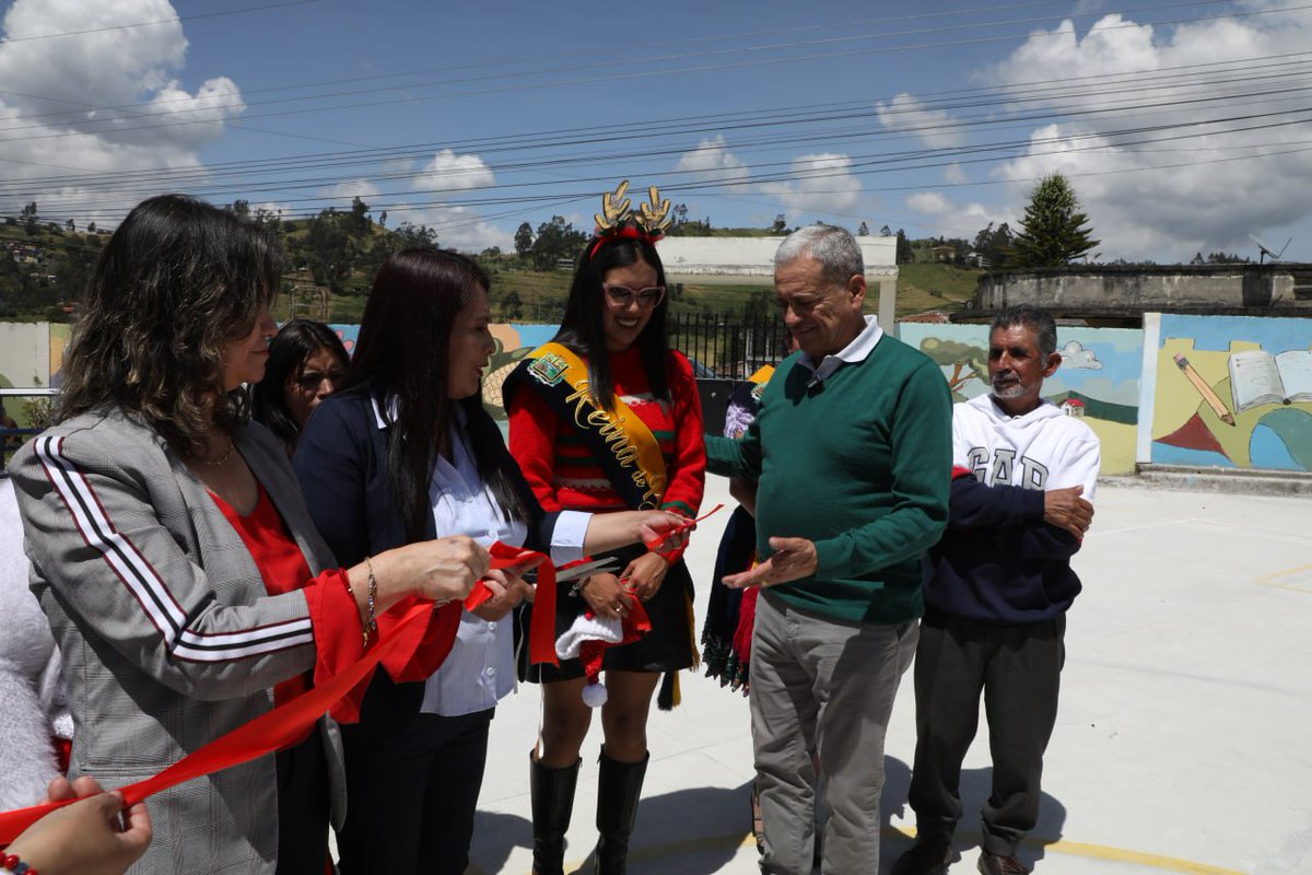 Inauguramos la readecuación de la cancha de la escuela Víctor Aguilar en La Vaquería, Biblián, con una inversión de $14.500 para impulsar el deporte escolar. <a href="/marcelomanuelj1/">Marcelo Jaramillo Calle</a>  BoletínDePrensa✍️ n9.cl/bmlv8