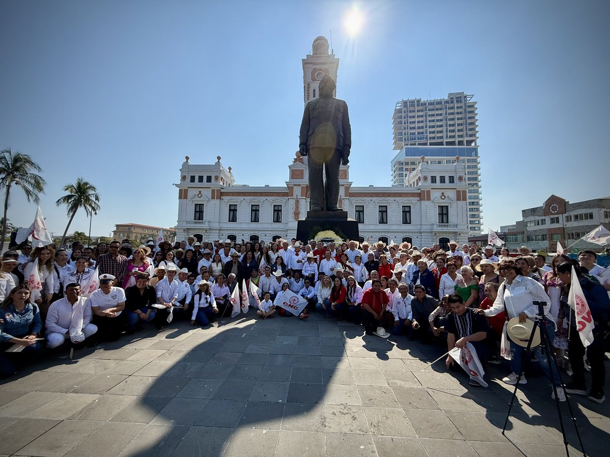 Veracruz tierra de historia, de lucha, de dignidad campesina.

Aquí, celebramos el 111 aniversario de la Promulgación de la Ley Agraria, una conquista que no fue un concepto abstracto, es la esperanza por quienes hicieron posible la revolución mexicana, hoy honramos lo que