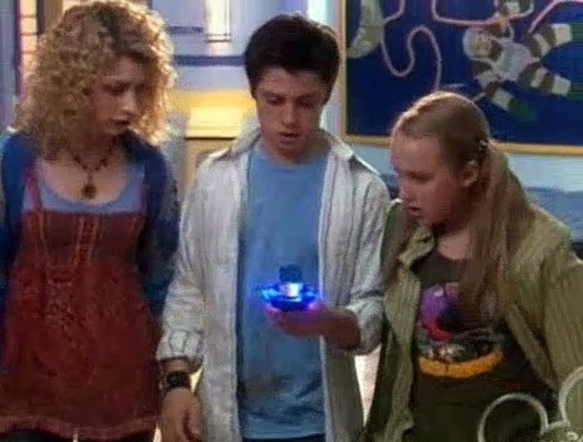 Disney_Wiki's tweet photo. Today marks the 20th anniversary of the #PhilOfTheFuture episode, "Stuck in the Meddle With You", written by Ivan Menchell and directed by Fred Savage.
Keely decides to play matchmaker with fellow classmates Grady and Grace, then she discovers who Grace really likes - Phil. https://t.co/RPOiZvMBZp