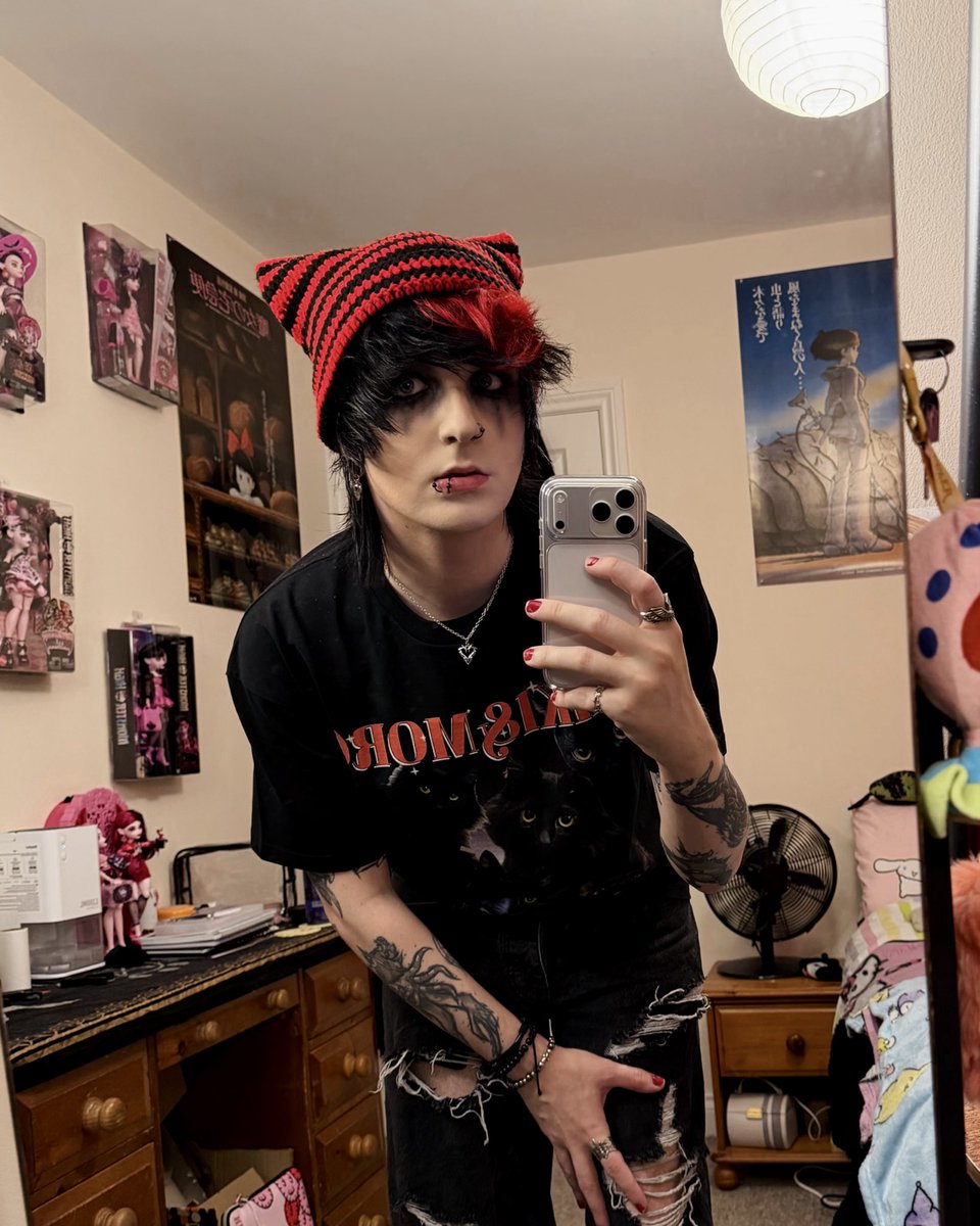 EndxInxSight's tweet photo. Thanks for 10k views on the ‘someone just like u’ music video! 🥀🎸 SWIPE TO HEAR A CLIP OF OUR NEW SONG ‘REANIMATOR’ drops on the 16th (MY BIRTHDAY) - presave link in bio! 👹🌹 #emo #goth #alt #scene #alternative https://t.co/qdNthCKekl