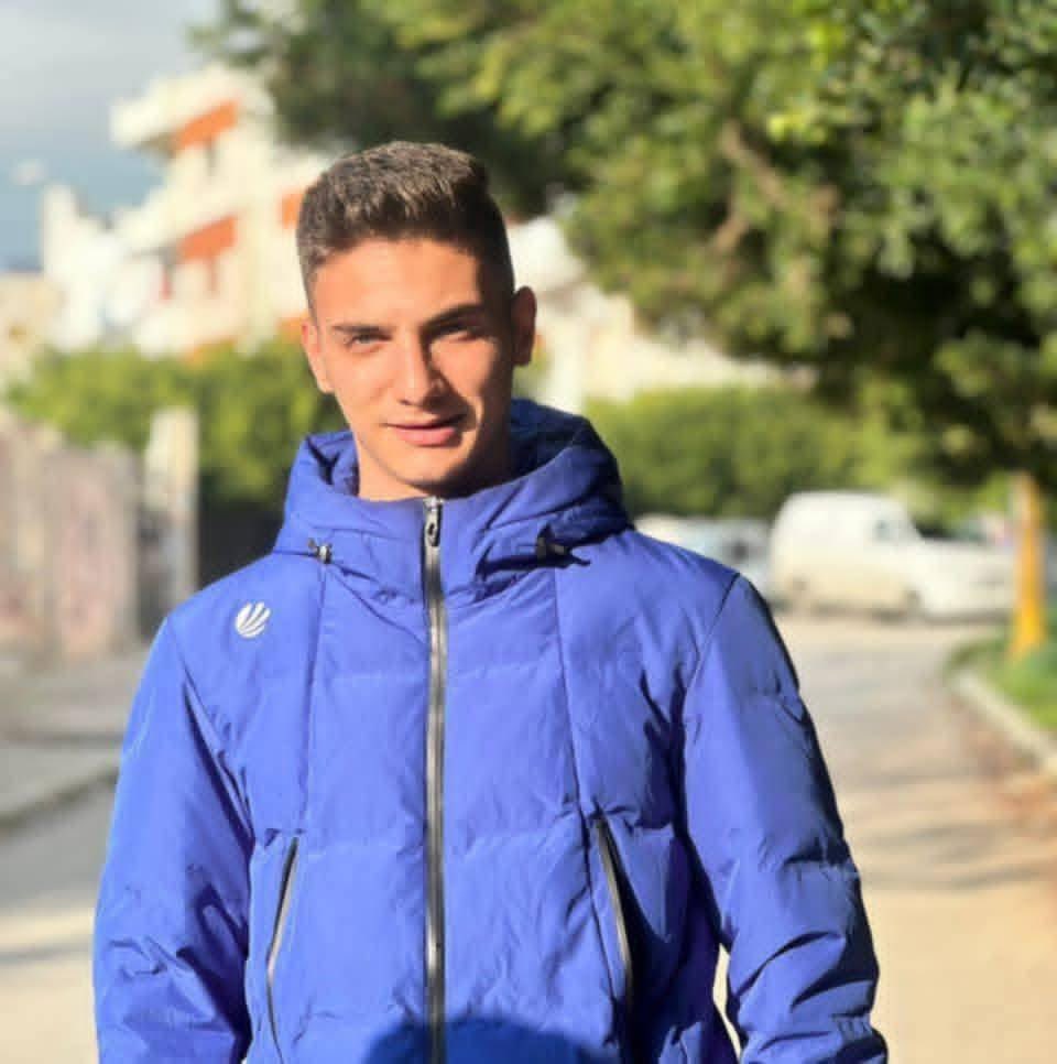 WitnessSyria360's tweet image. 🔴 Note: English version is provided below

#طرطوس

“كيفك بس الله يوفقك نزلي عن شب ابني… اعتقلوه بس لأنه طلع بالمظاهرات ورفع صورة الإمام علي.”

رسالة تختصر المأساة كاملة.

الطفل محمد سلامة،
عمره 14 سنة،
من مدينة طرطوس.

اعتُقل فقط لأنه شارك في مظاهرة سلمية ورفع صورة.
طفل، مدني،…