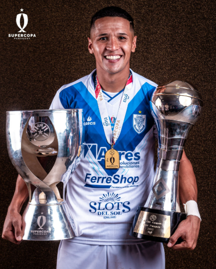SomosVsSports's tweet photo. #VsSportsRadio | "Marcos Caballero convirtió el gol con el que subimos a Primera"

"Por actualidad Alex Arce, llegó a la selección"

"Pablo Zeballos, uno que también dejó su huella"

📲Héctor Melgarejo, pdte. de Ameliano, sobre los jugadores icónicos de la "V Azulada".

#somosvssports #FutbolPY2026