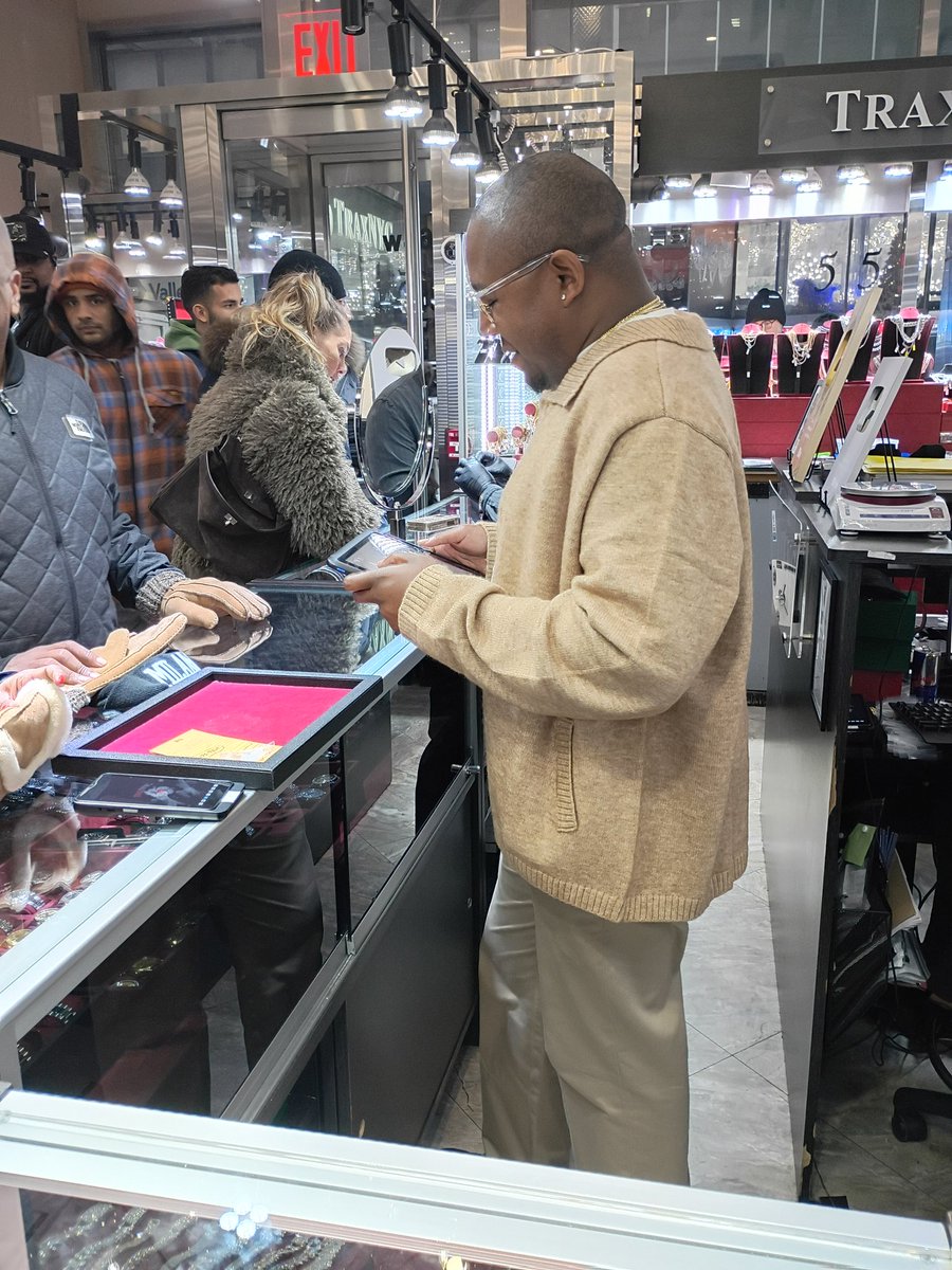 itsCJolie's tweet image. I am so weakk. Trax is not slow on biz during the aftermath. It was not a skit but definitely calculated 😭.