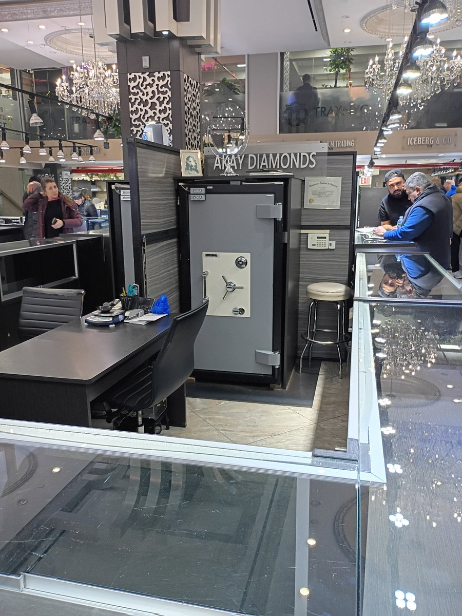 itsCJolie's tweet image. I am so weakk. Trax is not slow on biz during the aftermath. It was not a skit but definitely calculated 😭.