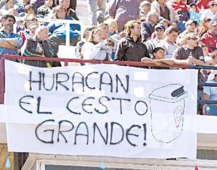 FutbolRetroAr's tweet image. Trapo de la gente de San Lorenzo dedicado a su clásico rival.