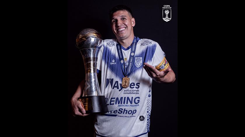 SomosVsSports's tweet photo. #VsSportsRadio | "Marcos Caballero convirtió el gol con el que subimos a Primera"

"Por actualidad Alex Arce, llegó a la selección"

"Pablo Zeballos, uno que también dejó su huella"

📲Héctor Melgarejo, pdte. de Ameliano, sobre los jugadores icónicos de la "V Azulada".

#somosvssports #FutbolPY2026