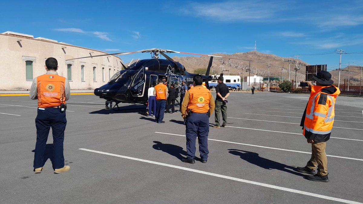 CEPC_Chih's tweet image. Se realiza traslado aeromédico para un paciente con quemaduras graves, trasladándolo de Ciudad Juárez a Chihuahua en helicóptero para atención especializada, gracias a Secretaría de Seguridad Pública, la Coordinación Estatal de Protección Civil y la Secretaría de Salud.