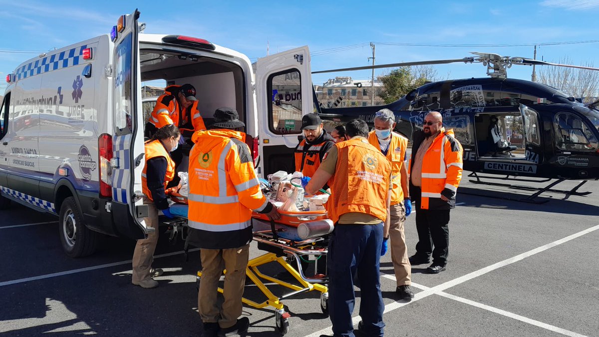CEPC_Chih's tweet image. Se realiza traslado aeromédico para un paciente con quemaduras graves, trasladándolo de Ciudad Juárez a Chihuahua en helicóptero para atención especializada, gracias a Secretaría de Seguridad Pública, la Coordinación Estatal de Protección Civil y la Secretaría de Salud.