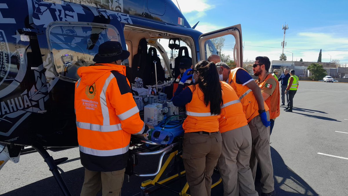 CEPC_Chih's tweet image. Se realiza traslado aeromédico para un paciente con quemaduras graves, trasladándolo de Ciudad Juárez a Chihuahua en helicóptero para atención especializada, gracias a Secretaría de Seguridad Pública, la Coordinación Estatal de Protección Civil y la Secretaría de Salud.