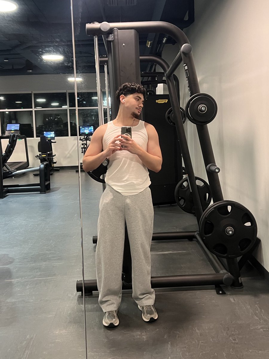BiLatinKen's tweet image. need a sweaty gym bro