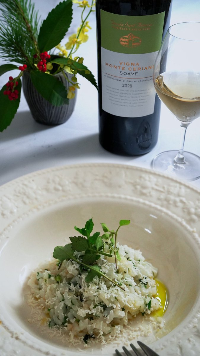 今夜は是非これを作って！

七草粥もいいけど、ワインと合わせるなら七草リゾットがおすすめ🌿
七草のほろ苦さと出汁のやさしい旨み＆たっぷりチーズが最高😋🧀ワインは爽やかな白ワインがおすすめ。今回は澄んだ酸を感じつつも余韻にほのかな苦味の残る北イタリアのソアヴェで🥂