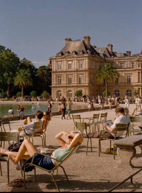 Así era París en los 90 hasta que un día dijeron:

Llenemos la ciudad de africanos porque necesitamos mejorar nuestra calidad de vida.