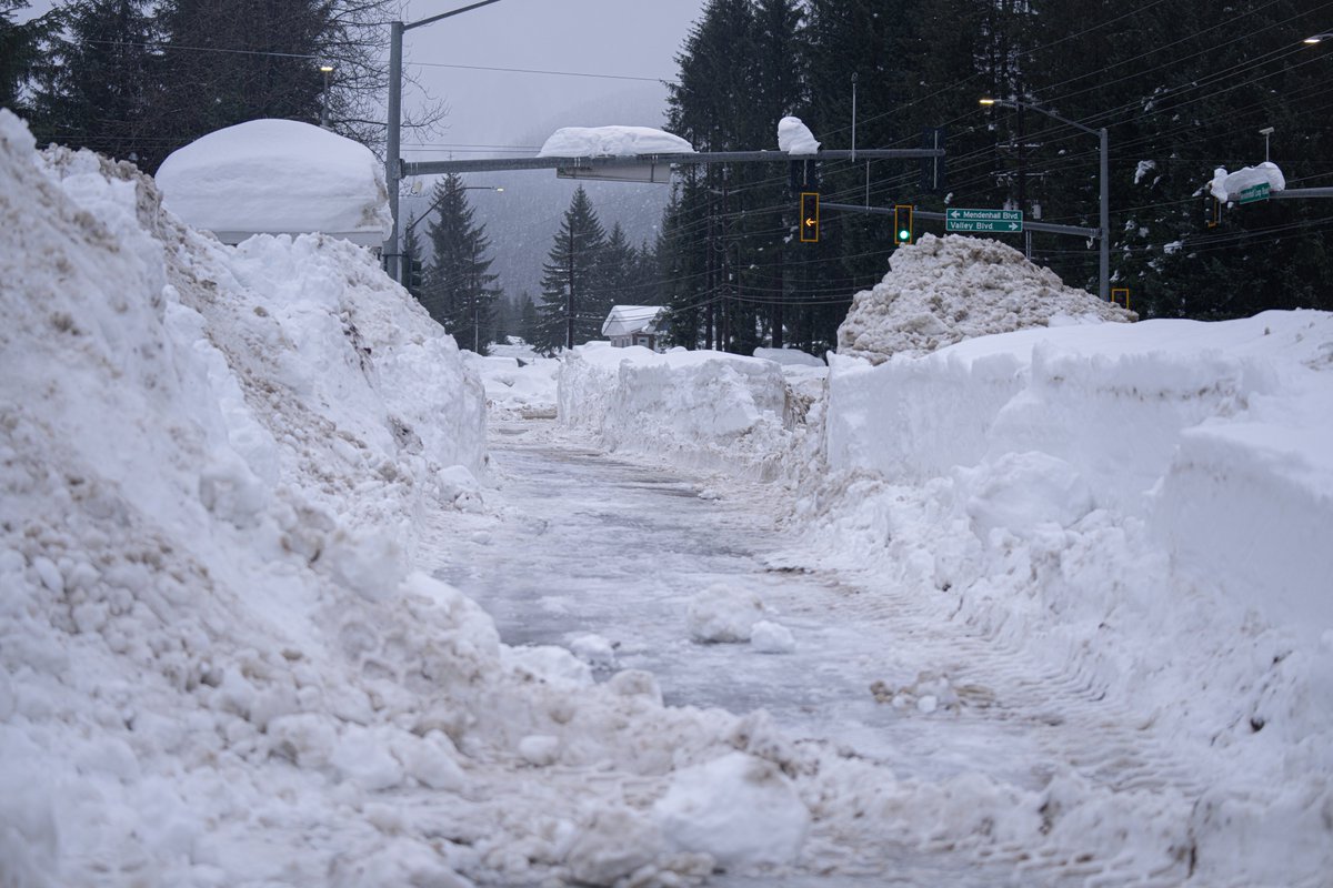 AaronRigsbyOSC's tweet image. VIDEO BELOW: Absolutely bonkers scenes across Alaska's capitol of Juneau today after over 80 inches of snow has fallen over two weeks with upwards of 2 more feet to come this week. Counted at least 4 boats sunk in the harbor with large oil leaks into the ocean, people scrambling…