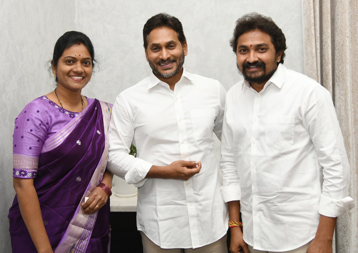 babu_pidige's tweet photo. #YS_Jagan_Mohan_Reddy గారికి నూతన సంవత్సర _శుభాకాంక్షలు 💐 తెలియజేసిన
#కృష్ణాజిల్లా_ప్రజా_పరిషత్_చైర్పర్సన్
#శ్రీమతి_ఉప్పాల_హారిక_గారు
#పెడన_ఇంచార్జ్_ఉప్పాల_రాము_గారు https://t.co/NfSumu7CHH
