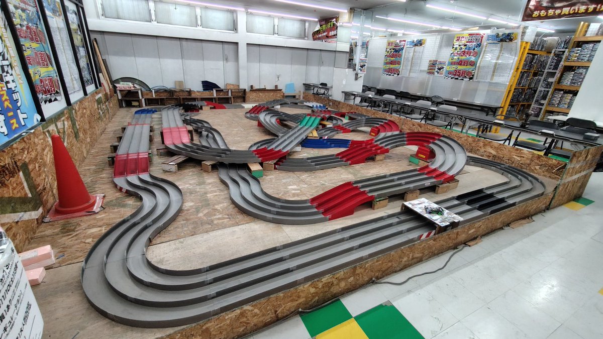 chibakanyachiyo's tweet image. 3レーンのレイアウト変更が終了しました✨
現在開放中です‼️(*ᴗˬᴗ)⁾⁾⁾
#ミニ四駆  #mini4wd  #ヤチカン