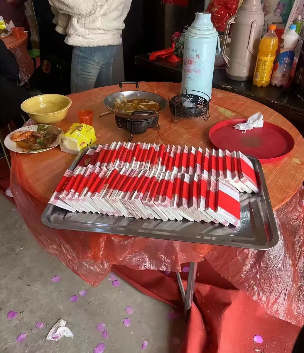 xielipe's tweet photo. 我们老家农村的结婚彩礼，真是一言难尽！双方条件都很一般，都是在外打工的。这应该是男方一家三口好多年的存款，难怪现在这么多单身的。 https://t.co/Bomq1uIn0F