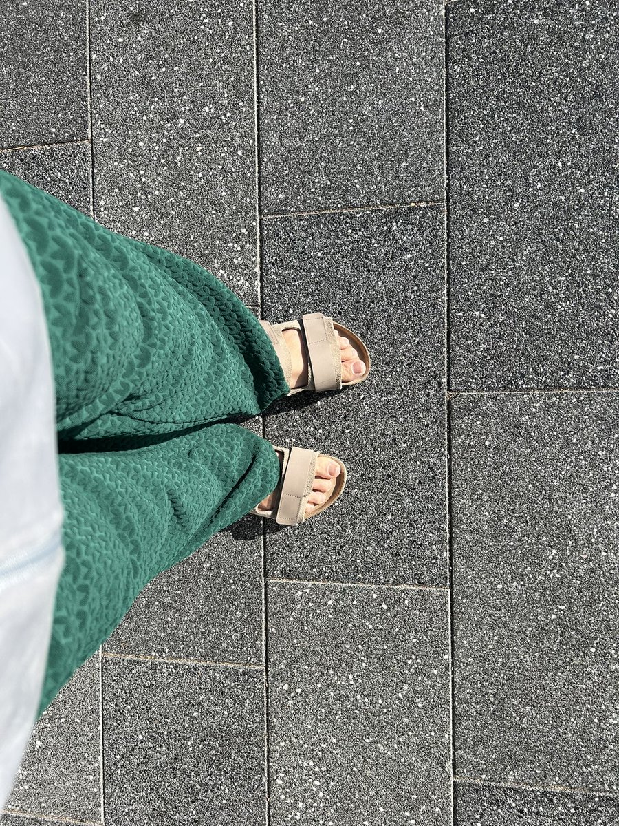 fukuda_u1's tweet photo. 御堂筋をお散歩☺️
まずはグリコに感動🥹
通常営業のサンダルです👍

で！JO1の碧海くんから強力にオススメしてもらったかすうどんを食べに行く😋

昆布かすうどん、麺大盛り、かす大盛り、海老天、卵トッピング🥳

めっちゃ美味しかった‼️
碧海くん、ありがとう😊

多分また来ちゃう😅

帰路は暑くてジャージ脱いでTシャツで帰ってきたよ🥵