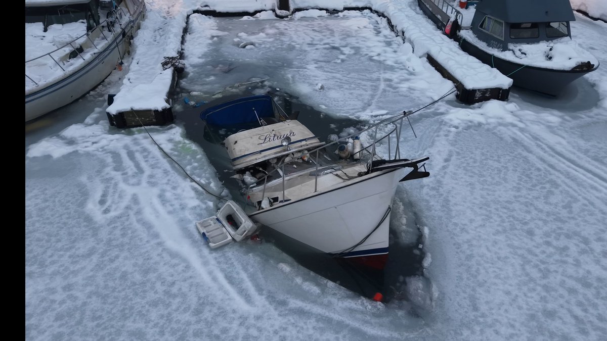 AaronRigsbyOSC's tweet image. VIDEO BELOW: Absolutely bonkers scenes across Alaska's capitol of Juneau today after over 80 inches of snow has fallen over two weeks with upwards of 2 more feet to come this week. Counted at least 4 boats sunk in the harbor with large oil leaks into the ocean, people scrambling…