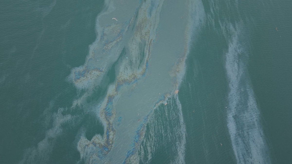 AaronRigsbyOSC's tweet image. VIDEO BELOW: Absolutely bonkers scenes across Alaska's capitol of Juneau today after over 80 inches of snow has fallen over two weeks with upwards of 2 more feet to come this week. Counted at least 4 boats sunk in the harbor with large oil leaks into the ocean, people scrambling…