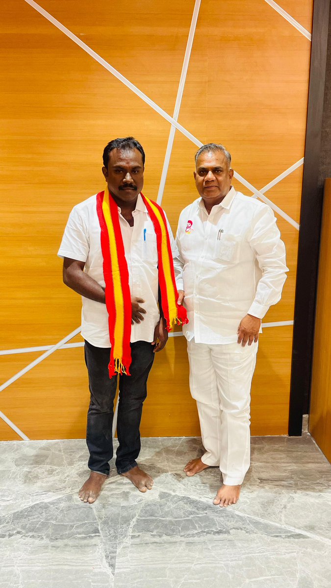 TamilanParthib1's tweet photo. மாற்றுக் கட்சியினர் இணைப்பு விழாவில் இணைபவர்களின் கட்சியின் பெயரை சொல்லாமலும் , உறுப்பினர் அடையாள அட்டையையும் பொதுவெளியில் காட்டாமல் இணைத்து வந்தோம்.

ஆளும் கட்சியை சேர்ந்த தோழர்கள் தொடர்ந்து முகநூலில் விமர்சனம் செய்து வந்ததால் 04/01/26 முதல் மாற்று கட்சியின் பெயரை பதிவு செய்துள்ளோம்.

🙏எங்களை வேகப்படுத்தி ஊக்கப்படுத்தும் மாற்று கட்சி தோழர்களுக்கு மனமார்ந்த நன்றி 🙏

திமுக சேலம் மாநகர துணை அமைப்பாளர் (வழக்கறிஞர் அணி) பொ. சதீஷ்குமார் அவர்களும்,

தேமுதிக முன்னாள்  கோலாத்து கோம்பை ஊராட்சி
துணைத் தலைவர், V.சங்கர் ( ஊர்கவுண்டர்) அவர்களும்,  

தேமுதிக சேலம் கிழக்கு மாவட்ட முன்னாள் இளைஞரணி செயலாளர் R.செந்தில்குமார் அவர்களும்,  

காங்கிரஸ் கட்சி சேலம் வடக்கு சட்டமன்ற தொகுதி 
(இளைஞர் அணி) செயலாளர் பவித்தரன் அவர்களும்,   

நாம் தமிழர் கட்சி 
சேலம் மாவட்ட செயலாளர் வழக்கறிஞர் பாசறை கோ.பிரபாகரன் அவர்களும், 

தேமுதிக வாழப்பாடி முன்னாள் ஒன்றிய மாணவர் அணி S.வரதன் அவர்களும்,

நாம் தமிழர் கட்சி வீரபாண்டி சட்டமன்ற தொகுதி பொருளாளர் A.பழனிசாமி அவர்களும், 

அமமுக மத்திய மாவட்ட பிரதிநிதி மற்றும் கிழக்கு மாவட்ட மாணவர் அணி 
துனை செயலாளர் E.விஷ்ணு அவர்களும்

மாற்றுக் கட்சியில் இருந்து எங்களது மக்கள் விரும்பும் முதல்வர் வேட்பாளர் விஜய் அவர்களின் தலைமையிலான
தமிழக வெற்றிக் கழகதில்
தங்களை இணைத்துக் கொண்டனர்.

@BussyAnand #TVKVijay @tvkvijayhq
@actorvijay @TVMIoffl @Jagadishbliss
@TVMISalemSouth
@TVKPartyHQ @TVKHQITWingOffl