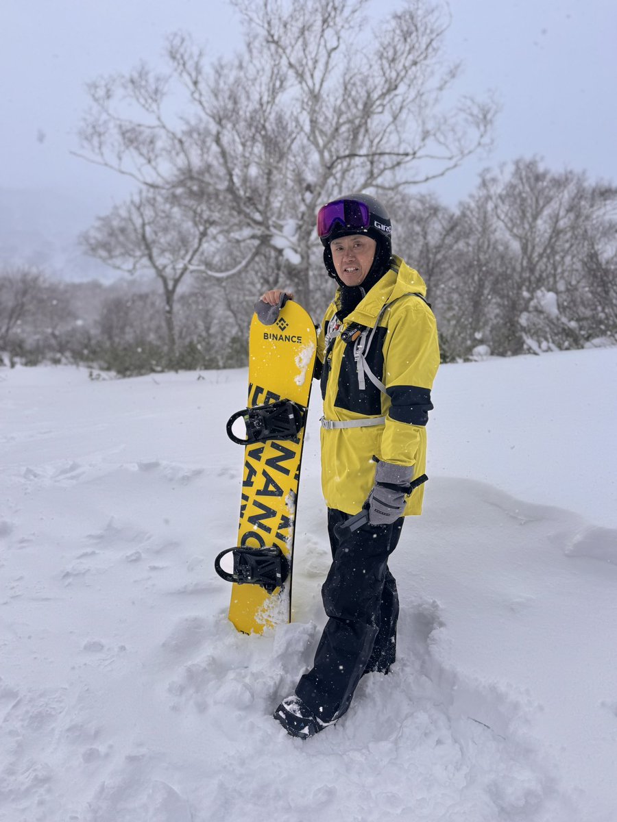 这是去年的滑雪视频，那个时候加密行业也是处于短暂的熊市，未来也会有无数个周期更迭的熊市，未来也会有无数的滑雪视频，这是刻在骨子里的爱好，而不变的是币安一直的陪伴，安全、可靠、值得信赖。  大表哥能不能给我来一套币安滑雪服周边（
