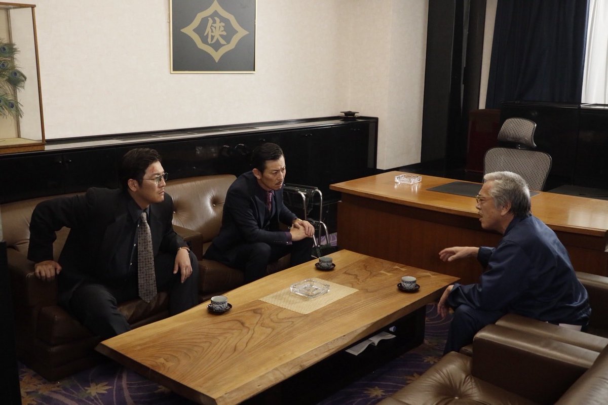 Terajima_JME's tweet photo. お待たせしやした❗️
『日本統一七十二』#辻裕之監督　黒さんこと黒岩刑事もテレビでは出来ない事をノビノビやっちゃってるよ⁉️笑
みんなもノビノビ観ろよ〜！！

#寺島進　#日本統一 https://t.co/Kt5vOmnJ6s