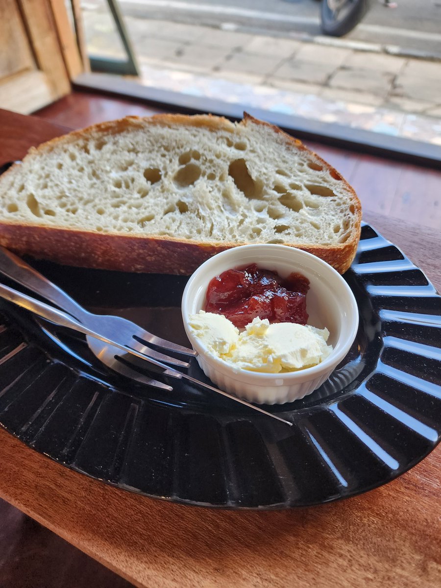 MondayBread3568's tweet image. แง ตื่นมา16° เดินไปกิน Sourdough ร้านน้องอิ่ม ลาเต้ เนยวิปอร่อยมากกินคู่กับแยม ฟังเพลงเพราะๆ รู้สึกมีความสุขมากเลยทึกคน สมกับที่นอนรถทัวร์พิชิตหลายพันโค้งนะ55 เปิดปีใหม่ดีจัง ร้าน Little good things ตัวเมืองแม่ฮ่องสอนเลย @goodforsoul16