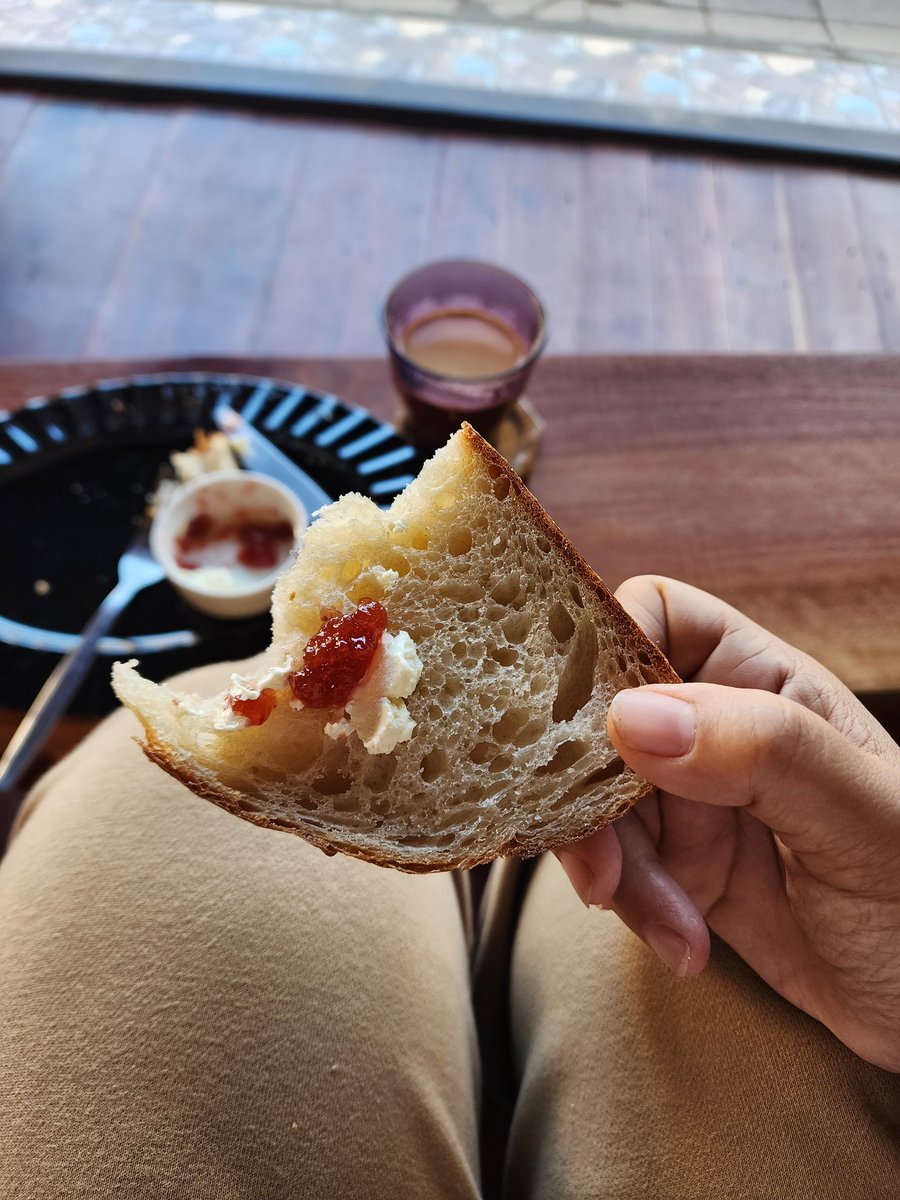 MondayBread3568's tweet image. แง ตื่นมา16° เดินไปกิน Sourdough ร้านน้องอิ่ม ลาเต้ เนยวิปอร่อยมากกินคู่กับแยม ฟังเพลงเพราะๆ รู้สึกมีความสุขมากเลยทึกคน สมกับที่นอนรถทัวร์พิชิตหลายพันโค้งนะ55 เปิดปีใหม่ดีจัง ร้าน Little good things ตัวเมืองแม่ฮ่องสอนเลย @goodforsoul16