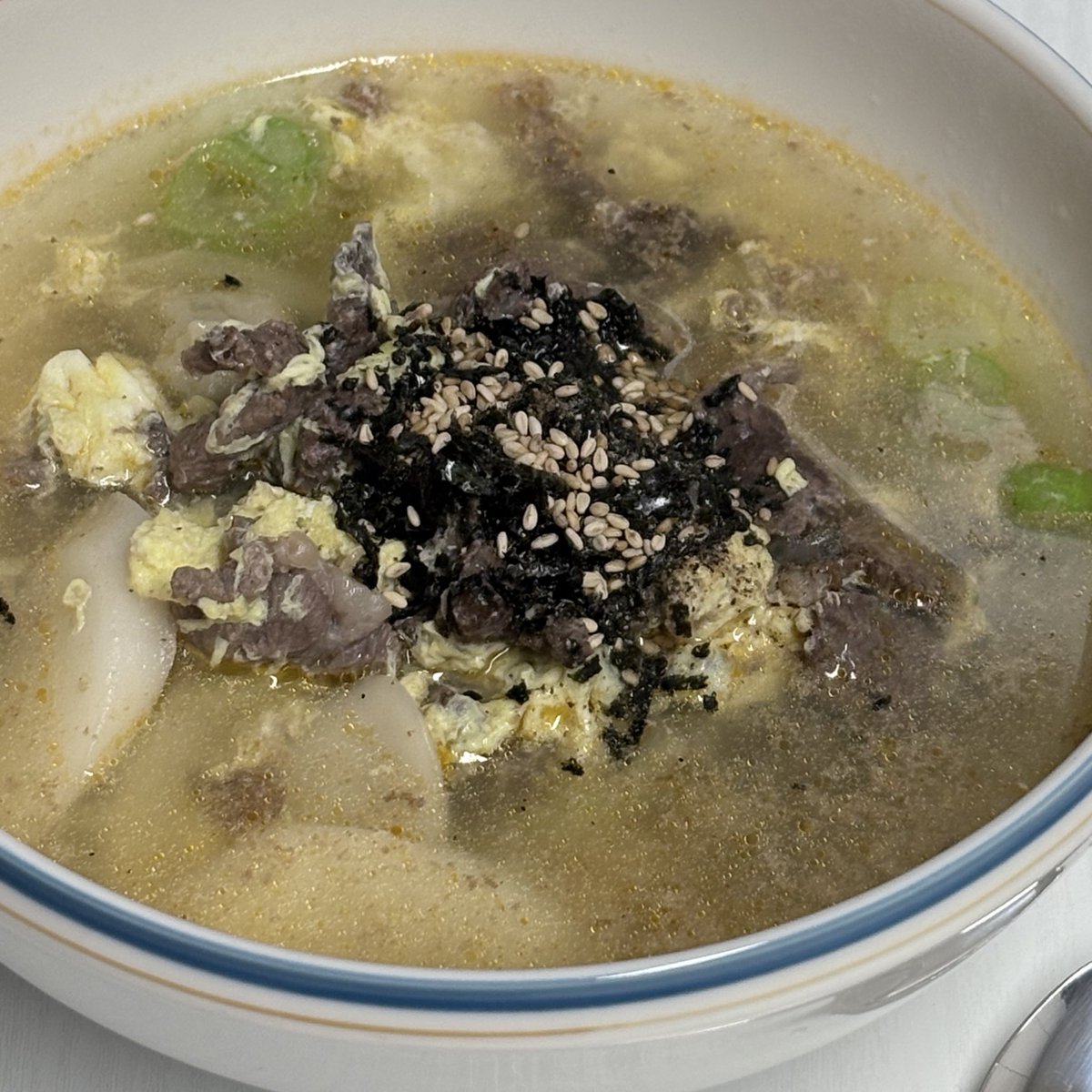 내가 한 떡국이야
너네가 자꾸 밀키트 쓴다고 그래서
오늘은 만들어서 먹고있다