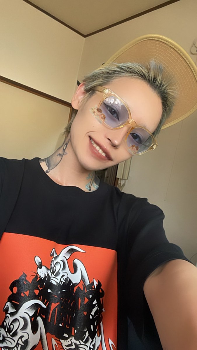 dogodcomplex's tweet photo. 私は女で生まれて女で育ってるけど
昔からハマる物事、好きな色、ファッションとか全部男より男で
でもそれが好きで
恋愛対象は男のみ
性別も中身も普通の女だったから

頭おかしいのかなー、と思ってたけど
私みたいな奴にも名前があるそうで
両性具有的、アンドロジナスというらしい

七変化人間か https://t.co/tXYXdCx7ZO